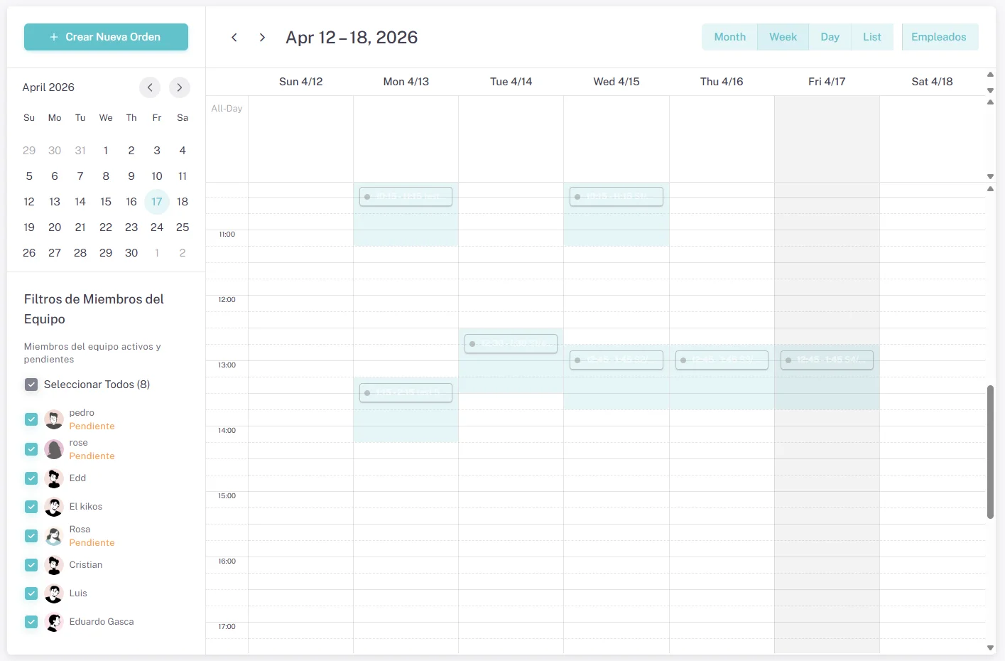 Vista semanal del Calendario de Wafuz con 8 citas distribuidas entre 3 empleados. Columnas por día, bloques de color por servicio, hora actual marcada.
